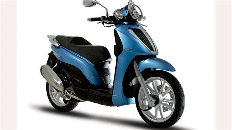 <div class='descrGalleryTitle'>Carnaby</div><div class='descrGalleryText'><p>Anche il Carnaby arrivò in un momento di acquisizioni per il Gruppo Piaggio: fresca dell’ingresso di Aprilia nel 2004, Pontedera si ritrovò in casa piattaforme molto interessanti come quella dello <b>Sportcity, scooter dalla dinamica particolarmente brillante</b>. Piaggio decise di derivarne un veicolo molto diverso per evitare la concorrenza interna, da posizionare tra i già affermati Liberty e Beverly: nacque il Carnaby. Presentato a Eicma 2006, il Carnaby <b>è un ruote alte (16”-16”) spinto dal monocilindrico</b> <b>4T Quasar da 250 cc</b>, che gli assicura ottime prestazioni e consumi contenuti. Si differenzia notevolmente dallo Sportcity per l’immagine, piuttosto originale con il grande radiatore nello scudo anteriore, l’andamento orizzontale della carrozzeria e la scelta di <b>materiali di qualità e finiture curate, ma con un prezzo interessante</b> come da tradizione Piaggio. Probabilmente per questa originalità estetica o forse per il posizionamento, il <b>Carnaby riscuote comunque scarso successo</b> ed esce di scena nel 2013 per lasciare spazio al Medley del 2015, altro progetto tecnicamente molto valido ma accomunato al Carnaby dal deludente riscontro commerciale, che a quanto pare colpisce<b> tutte le piattaforme intermedie</b> del Gruppo.</p>
</div>